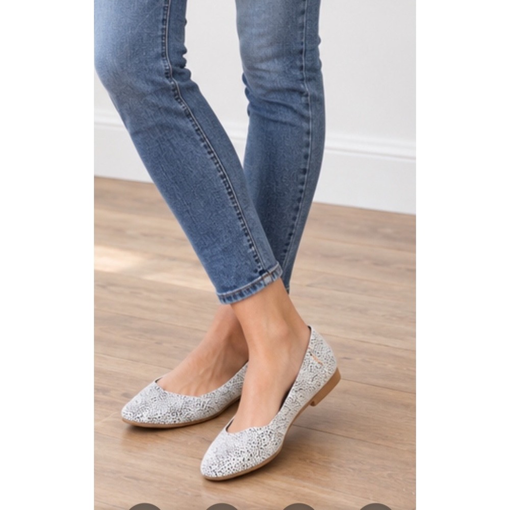 TOMS Julie Flats in Desert Tan Leopard Printed Suede Preppy Travel City 11